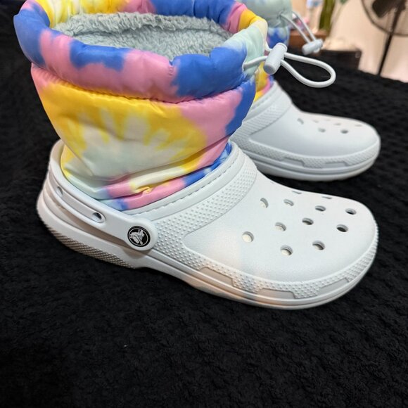Crocs Classic Lined Neo Puff Tie Dye Boot (Light Blue) - Picture 2 of 9